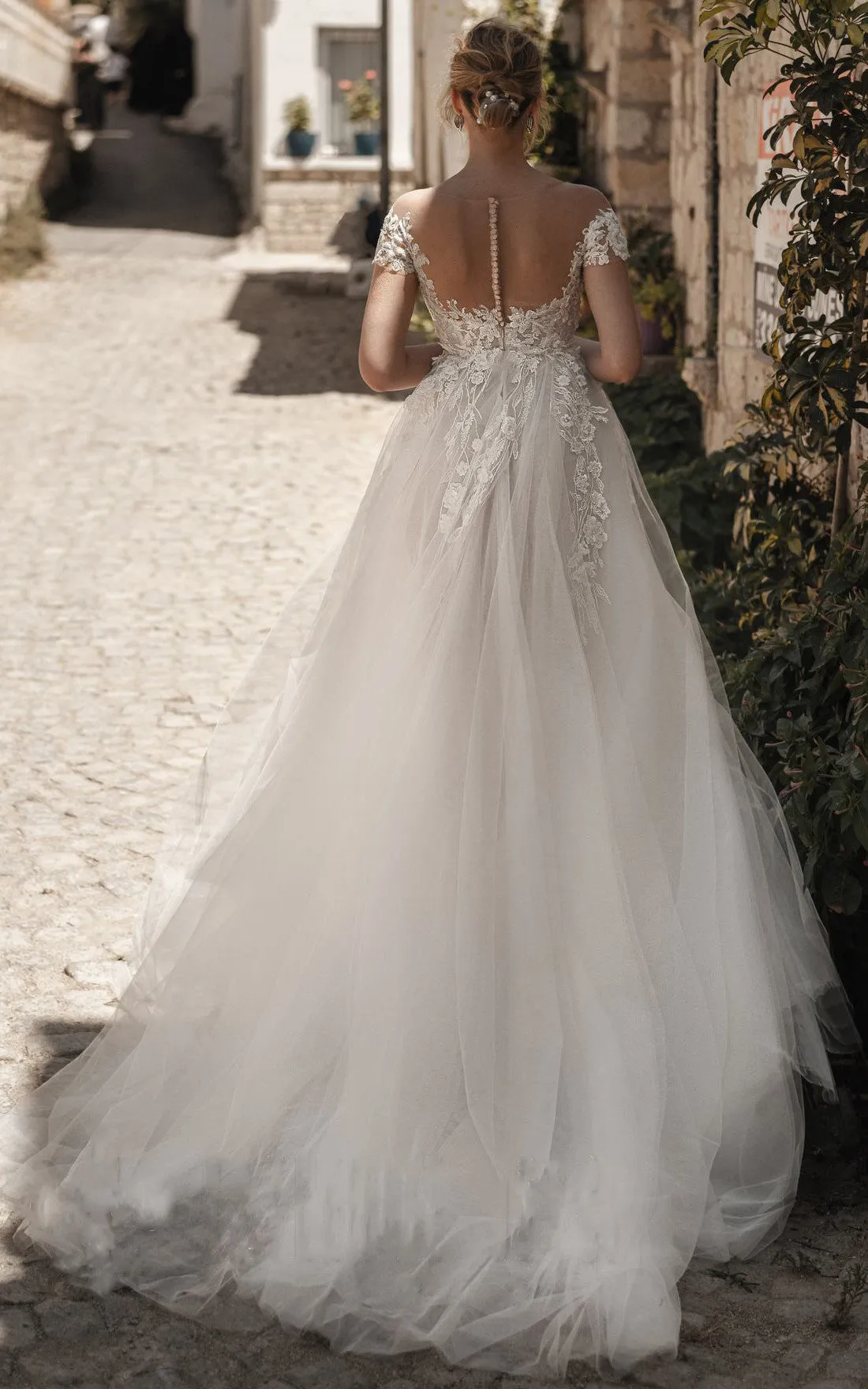 Modern Tulle Off-the-shoulder Short Sleeve Appliques Wedding Dress With Button-716169