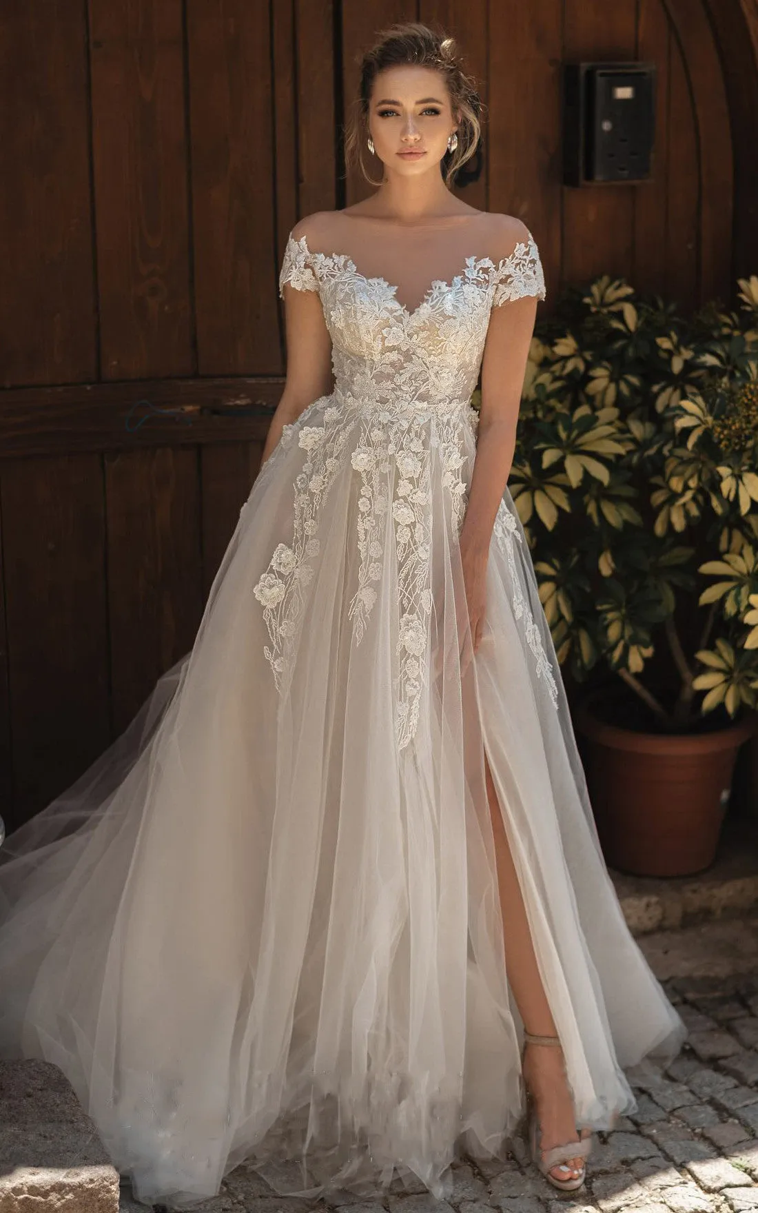 Modern Tulle Off-the-shoulder Short Sleeve Appliques Wedding Dress With Button-716169