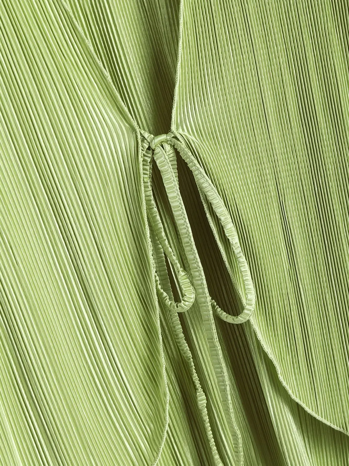 V-neck chest with umbilical short pleated knit cardigan