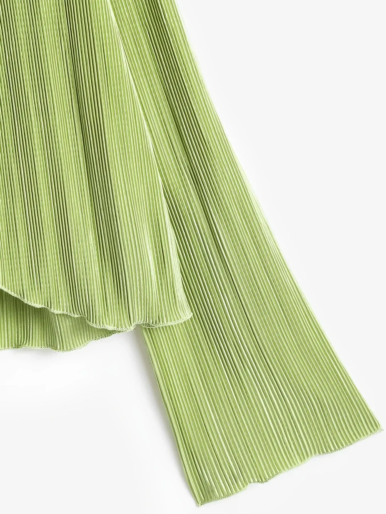 V-neck chest with umbilical short pleated knit cardigan